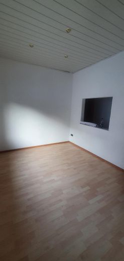 Dom wielorodzinny z lokalem użytkowym w najlepszej lokalizacji   Taras/Garaż/tereny otwarte itp... przy głównej ulicy – Küche 1.OG