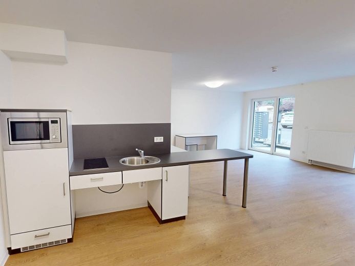 **STUDENTS ONLY** Rollstuhlgerechtes Apartment MÖBLIERT mit TERRASSE im Open Living House Siegen (nur für Studierende!) – Ansicht II: Wohn- und Schlafz…