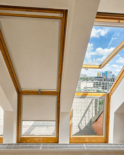ब्रोकर कमीशन-मुक्त! ऊपरी मंज़िल, 91m², 2 टैरेस, 2.5 कमरे – VELUX Fenster mit Iso-Rollos