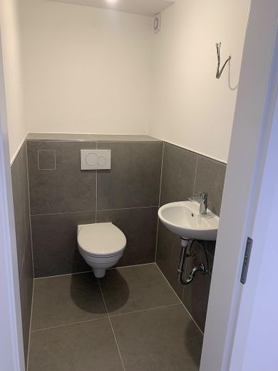 Elegante appartamento di 3 locali ristrutturato con terrazza coperta – separates WC