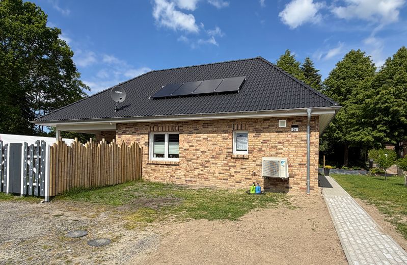Barrierefreier neuer Bungalow in Nordsee-Nähe mit Luft-Wasser-Wärmepumpe EEK: A + Pool – Weg zum Haus/Anliegerstraße