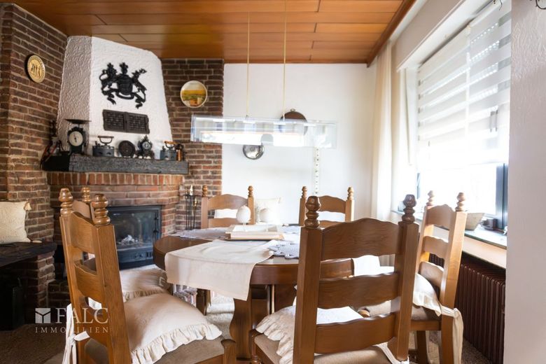 Bungalow auf 1289 m² Grundstück mit Pool – Esszimmer - Original