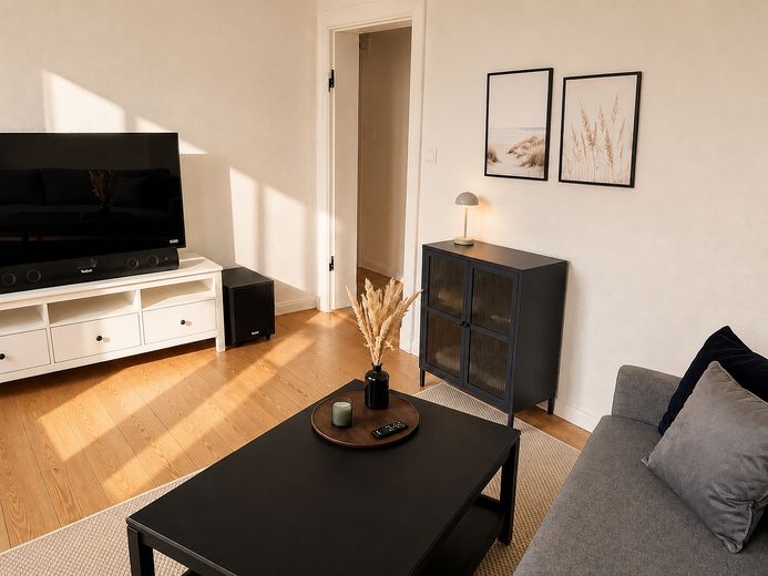 HAVRO HOMES I Sahile yakın yaşayın I Kiel’de dönemsel kiralık şık tarihi bina dairesi – Wohnzimmer