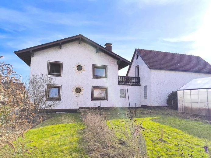 GROSSZÜGIGES HAUS + TOLLE MATERIALIEN! ++ IDEAL FÜR PFERDEHALTUNG ODER ÄHNLICHES! ++ – RÜCKANSICHT
