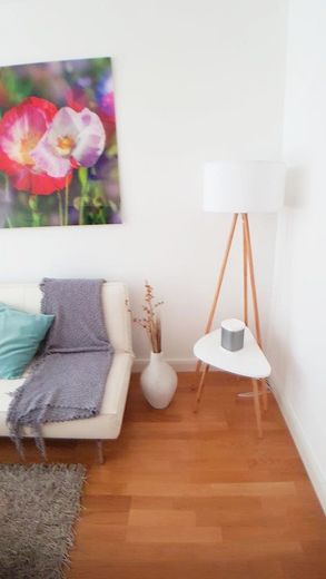 15% RENDITE: 4 VOLLMÖBLIERTE SMART-HOMES IN CITY-BESTLAGE – Design Lampen mit Hue Lights