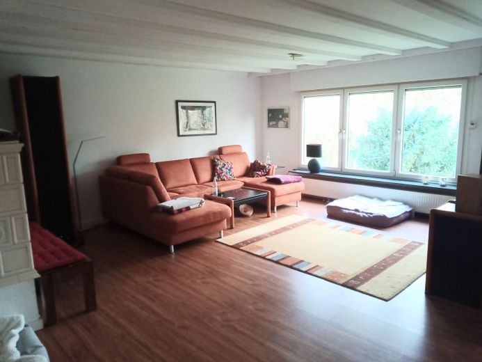Wolnostojący dom mieszkalny w dzielnicy Waltershofen we Fryburgu – Wohnzimmer EG.