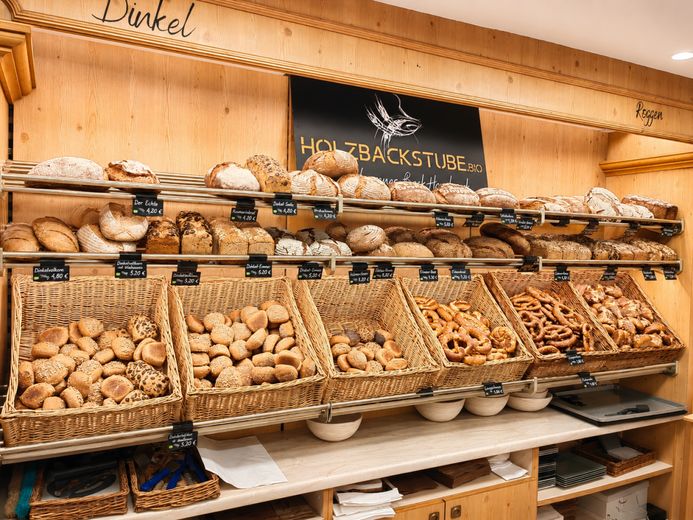 Etablierte Bäckerei-Konditorei mit Café und Holzbackofen – Backtheke
