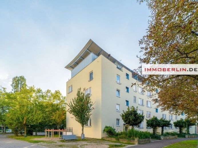 IMMOBERLIN.DE - استثمار مميز! 3 شقق مؤجرة في الطابق العلوي تشمل كراجات – الصورة 1