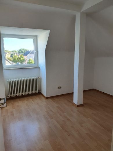Gut geschnittene 3-Raum KDB-Wohnung im DG – Foto 3