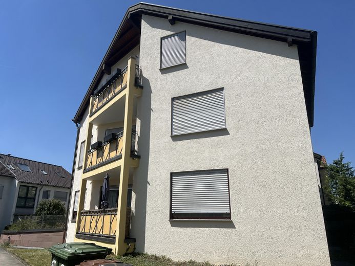 Porsche praktisch vor der Haustür: 3-Zimmer Wohnung mit zwei Balkonen und Tiefgaragenstellplatz – Außenansicht