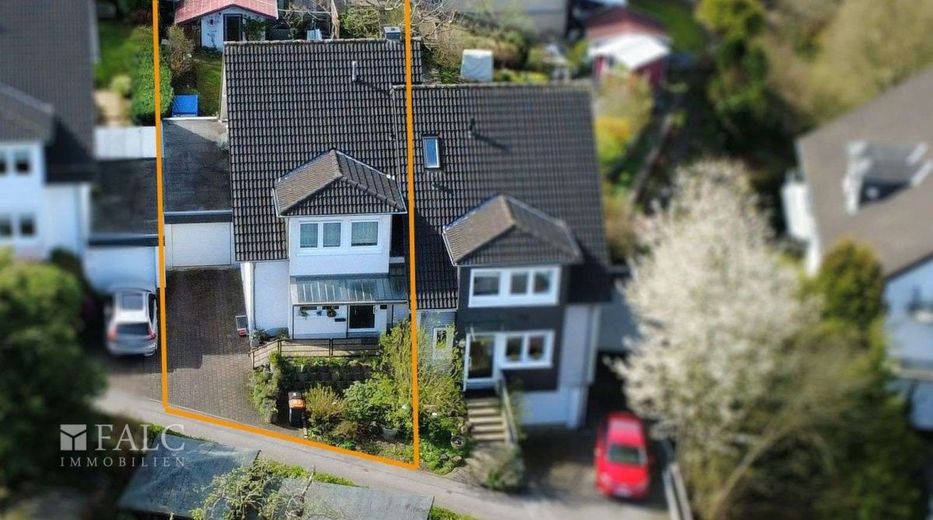 Familienfreundliche Doppelhaushälfte mit Garten, Terrasse &amp; Doppelgarage – Hausansicht Drohne