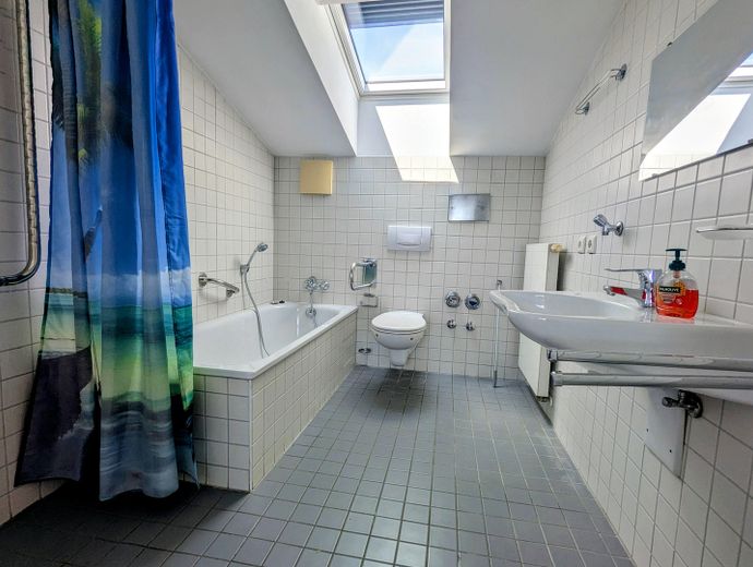 Altersgerechtes Wohnen: 2 ZKB mit Süd-West Balkon // gute Rendite // Kapitalanlage – Badezimmer