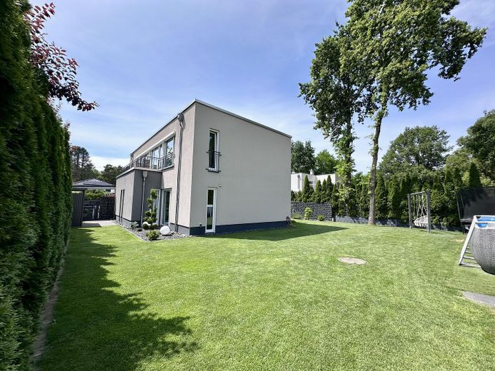 Casa unifamiliare di alta qualità in costruzione massiccia con moderna tecnologia energetica e giardino elegante – Foto 5