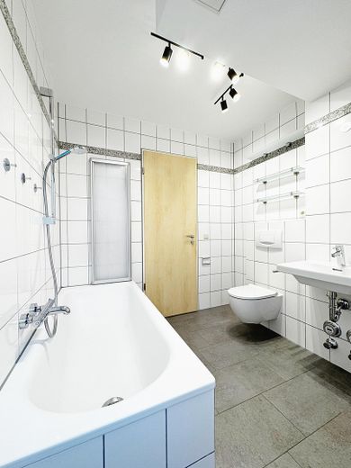 * Sonnig & nwtg. / mit EBK / attr. Grundriss im Münchner Umland mit Blick ins Grün * – Badezimmer