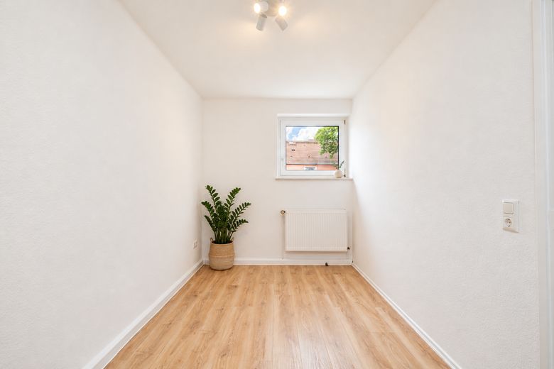 Renovated 3-room apartment with new fitted kitchen, privately offered and ready for occupancy – Kinder-/Arbeitszimmer