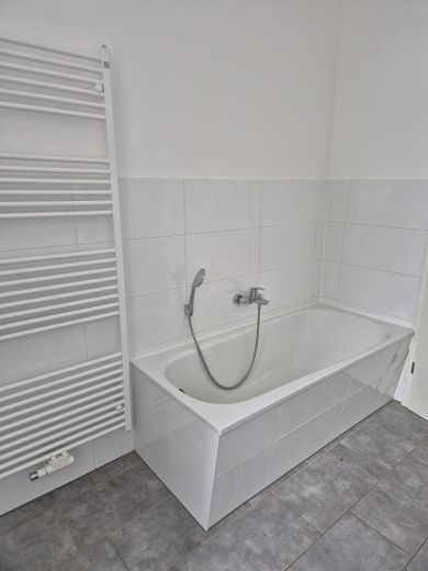 Erstbezug nach Sanierung – Stilvolle 4-Zimmer-Altbauwohnung mit 126 m² – ... und Badewanne