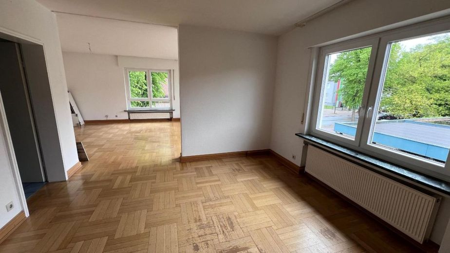 Stilvolle 4-5 Zimmer-Eigentumswohnung mit zwei Balkonen, zusätzlichem Dachgeschosszimmer, Garage und Gartenbereich – Bild 3