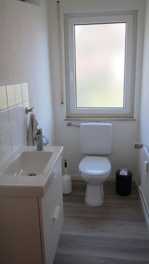 Ruhige zentrale 4,5-Zimmer-Wohnung mit großem Balkon 1. OG Herrenberg Ziegelfeld Wallbox Stellplatz – WC