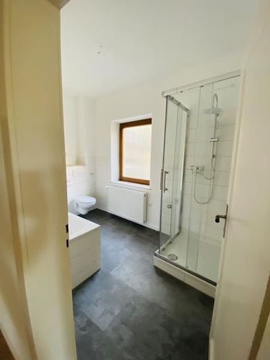 2-Zimmer mit neuem Laminat, neuem Bad mit Wanne und Dusche und in zentraler Lage! – IMG_9982