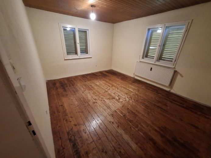 Nbg-Gaismannshof’ta inci - Tek ailelik ev (veya 3 odalı mutfak-banyo zemin kat + 2 odalı mutfak-banyo çatı katı) ve büyük, sakin bahçe – Wohnzimmer (Dielen/Paneelen)