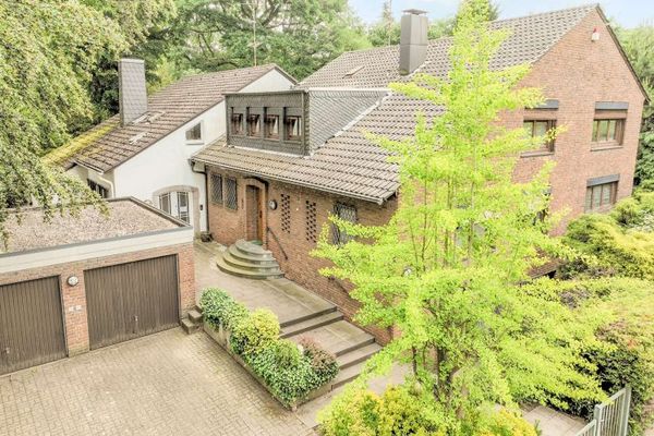 Kombination aus zwei Einfamilienhäusern mit 2 Garagen und ca. 413 m² in Mülheim - Speldorf