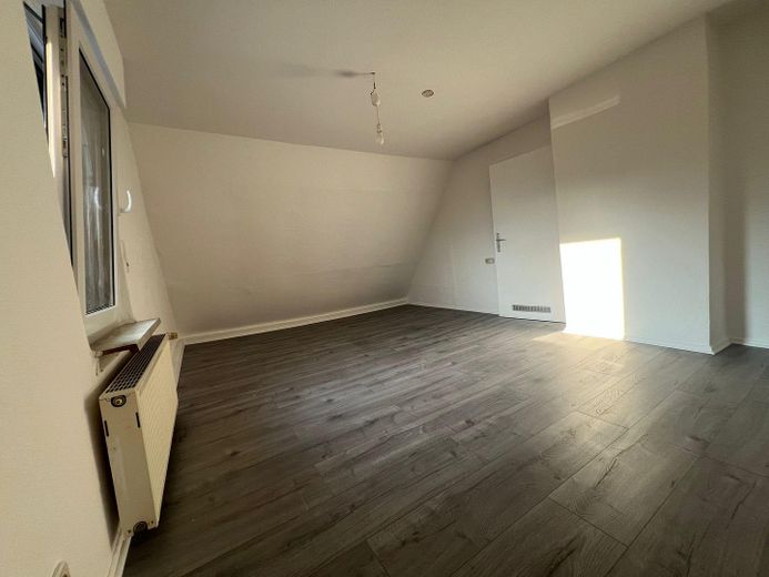 Frisch modernisierte 2,5-Zimmer-Dachgeschosswohnung in Dortmund-Brackel – sofort bezugsfrei – Zimmer 2