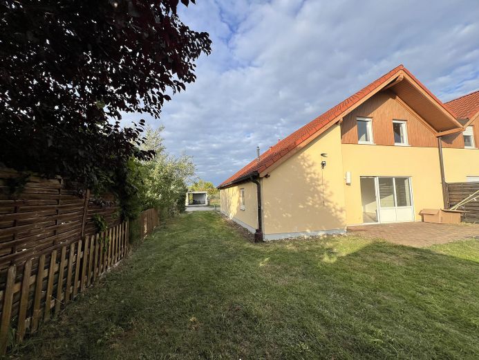 🌿 Renovierte Doppelhaushälfte mit grossem Garten und Garage in Linthe bei Berlin/ Potsdam – Hinter dem Haus