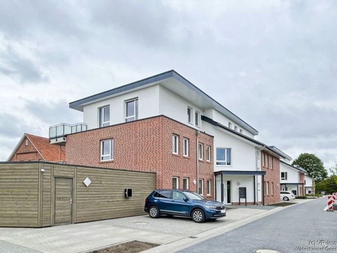 Neubau: Zentral gelegene 4-Zimmer-Obergeschosswohnung mit Einbauküche und Aufzug – Foto 1