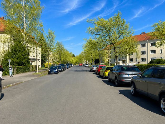 VERMIETETES DACHGESCHOSS ZUR KAPITALANLAGE – Blick in die Straße