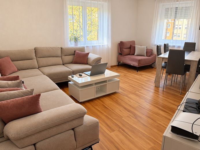 Helle 3-Zi-Wohnung | 84 m² | Einbauküche | Tageslichtbad | Nürnberg-Südstadt – Wohnzimmer