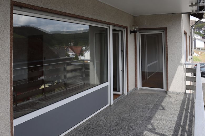 Balkon mit Blick ins Wohnz.