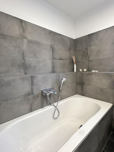 Exklusive 3-Zimmer-Wohnung in Fürth-Burgfarrnbach – hochwertige Küche, Balkon, Aufzug & TG – Bad 5
