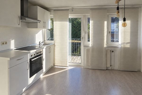Gemütliche 2-Zimmer-Dachgeschosswohnung mit Balkon und Einbauküche in ruhiger Lage