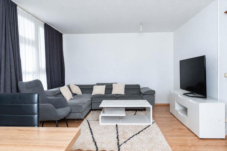 Hausham’da balkonlu 2 odalı dubleks daire – yaklaşık 63 m², komisyonsuz, yaklaşık 01.01.27’den itibaren kullanılabilir – Wohnzimmer