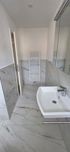 Hochwertige 3 Zimmer Wohnung mit Parkplatz – Foto 12