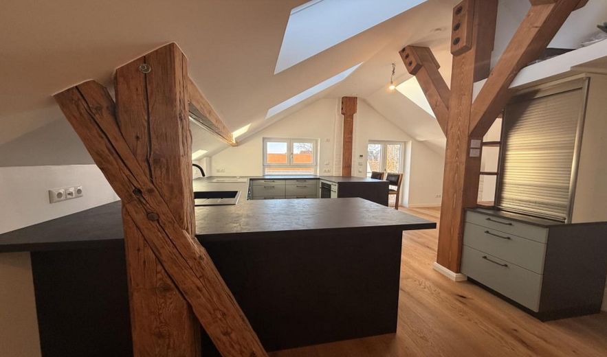 Einzigartiges Altstadt-Juwel in Weilheim mit eigenem Stadtgarten – kernsanierte 6-Zimmer-Maisonette – offene Küche, Richtung Ost