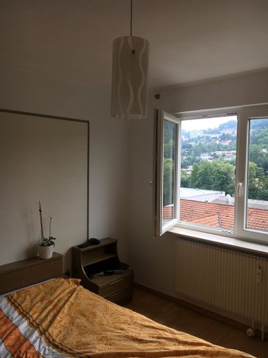 Schlafzimmer mit gr. Fenster