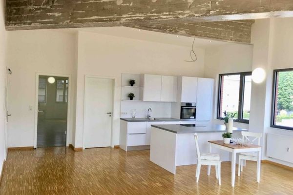 Herzlich Willkommen im Kelsterbacher SEIDENHAUS!
Stylischer Industrie-Loftbau-Höchster Wohnkomfort
