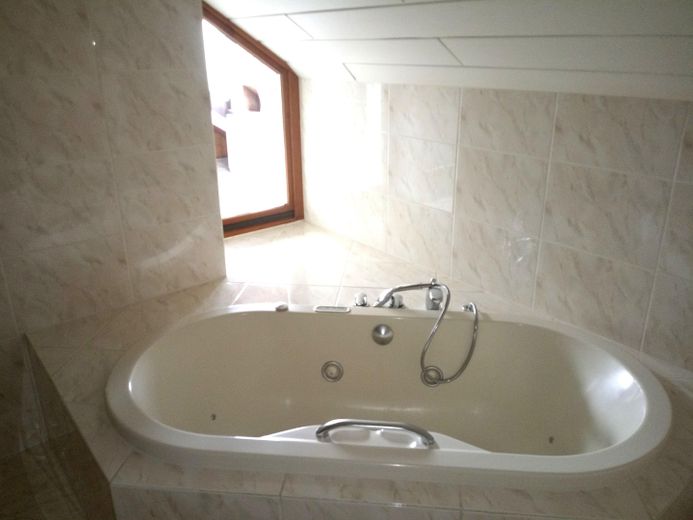 Habiter de façon idyllique dans l'Allgäu – spacieux appartement mansardé avec vue de rêve – Bad 1