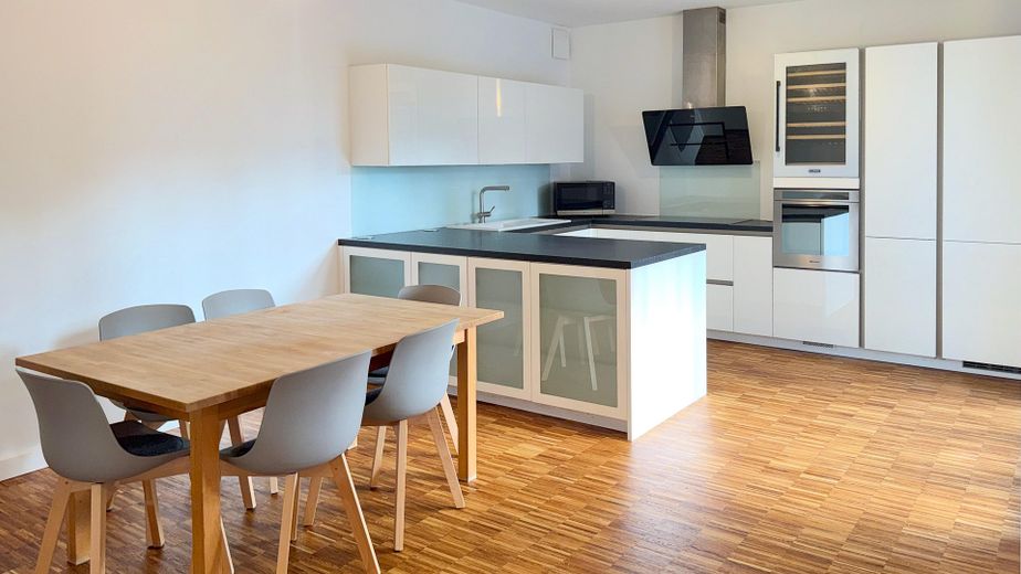 Freshly renovated in Othmarschen: 4 rooms, each with a garden door – commission-free – Offene Küche mit Halbinsel