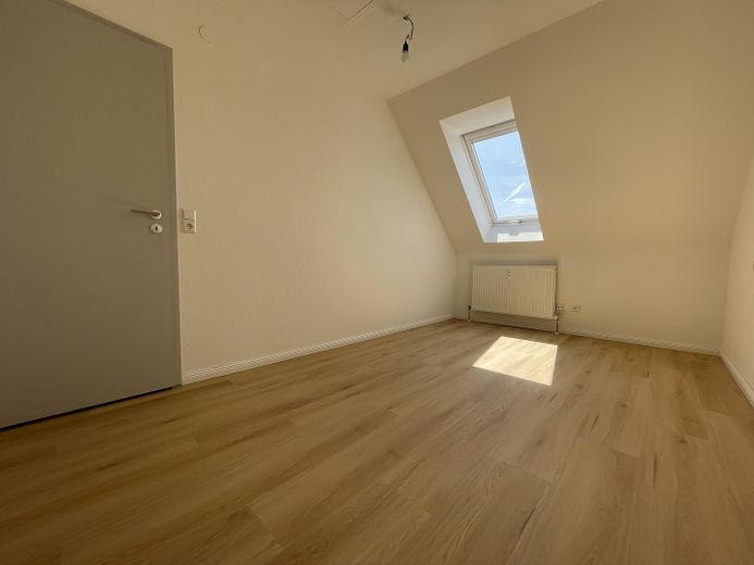 Güneybatı balkonlu, aydınlık ve yeni tadilat görmüş dubleks daire; sakin konumda – Schlafzimmer 2