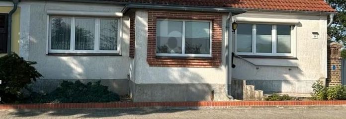 2 LARGE PLOTS – 1 WONDERFUL COURTYARD GARDEN AREA!!