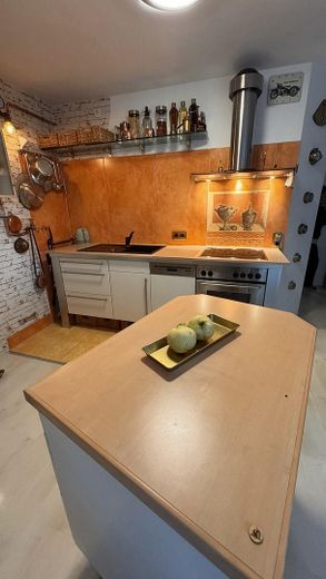 Charmante 3-Zi.- Maisonettewhg, TG-Stellplatz ,Garten, Balkon in grüner Lage von Hamburg Meiendorg – Küchenbereich 