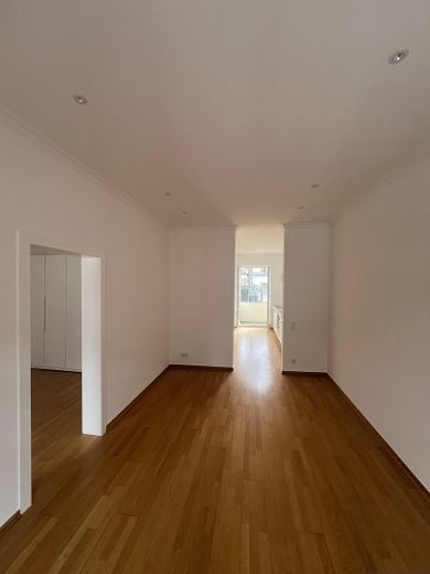 Helle 2 Zimmer Wohnung in der Carlstadt – Blick Wohnzimmer in Küche