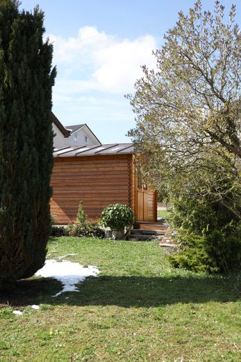 Sanierte 2.5-Zi-Wohnung mit Einbauküche, Terrasse, Garten + Gartenhütte in Waldstetten – Sonniger Garten