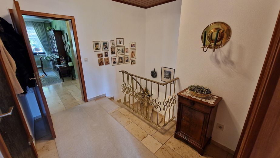 Reserviert! Exklusiver Bungalow in Königswinter: Homeoffice, traumhafte Aussicht, Sonnenuntergänge – Flur zum Keller