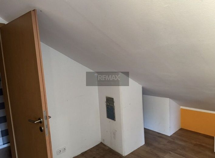 Modernisiertes
Einfamilienhaus mit Wärmepumpe, PV, Garage, Stellplätze und  Einliegerwohnung – Dachboden (ausgebaut)