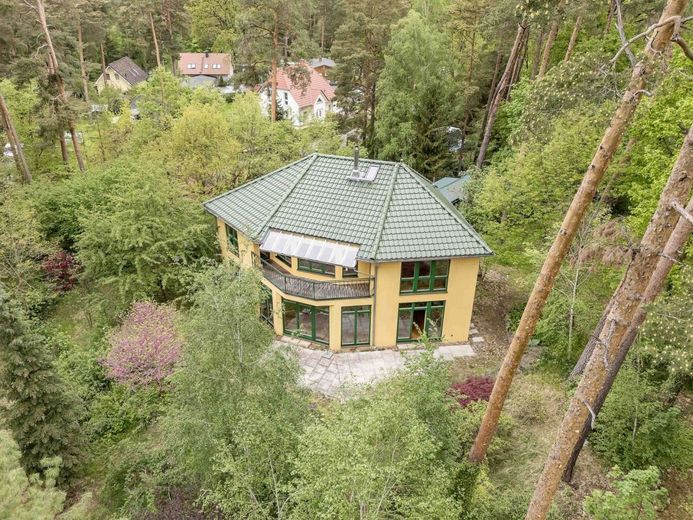 Moderne Architektenvilla in Hanglage - Design, Licht &amp; Natur in Perfektion – Luftaufnahme Haus
