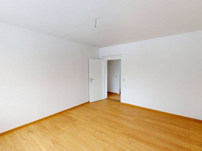 Plenty of Space and Natural Light: Large 3-Room Apartment with Bathtub – Ansicht II: Wohn- und Esszimm…