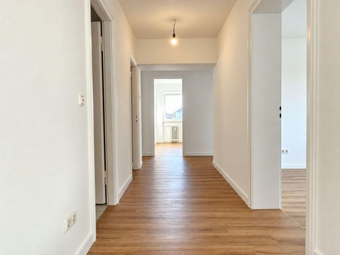 Appartamento con 3,5 locali, completamente ristrutturato, con balconi a Laim – Flur